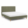 Cama doble tapizada en poliéster verde con patas de madera de roble 200x140 cm