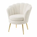 Sillón de tela crema con patas metálicas doradas