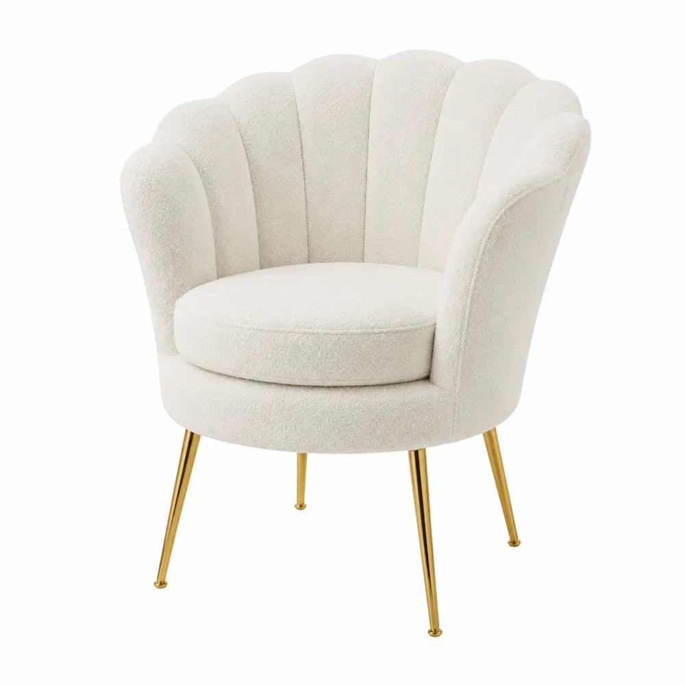 Sillón de tela crema con patas metálicas doradas