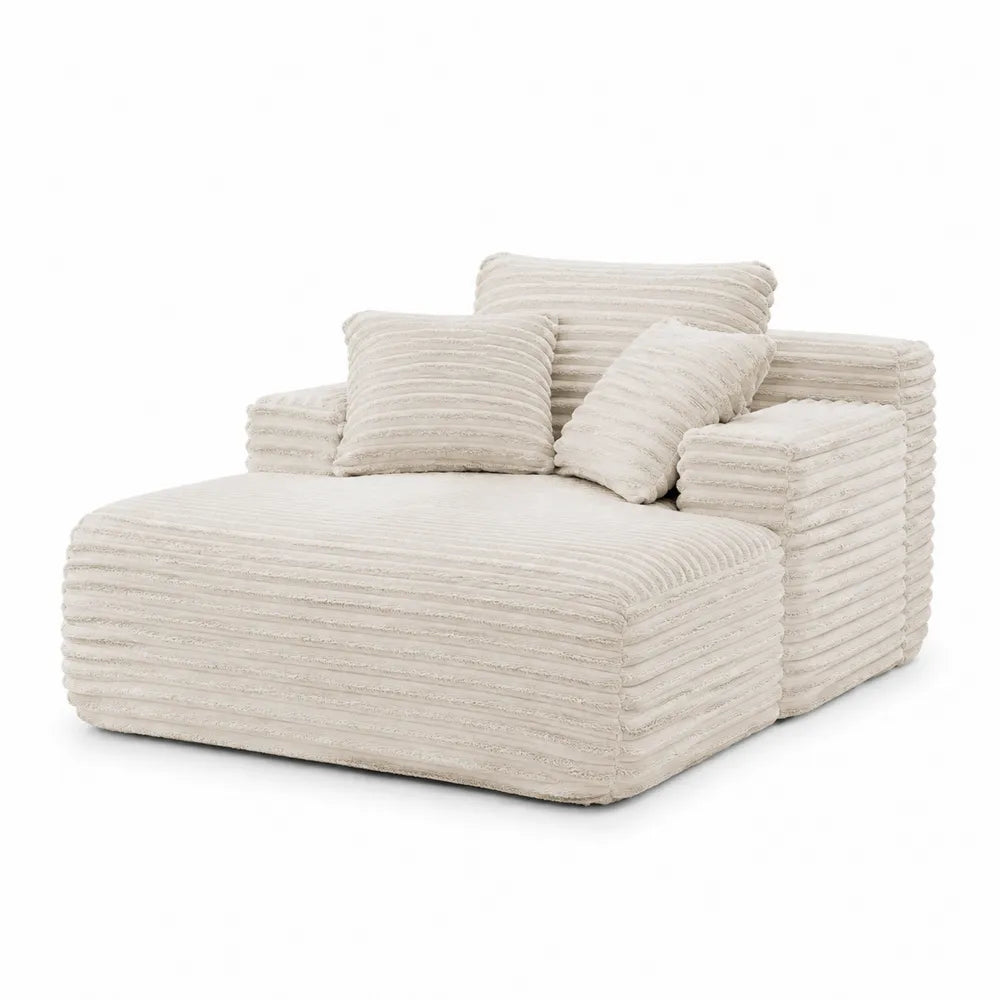 Sofá chaise longue de tela beige con cojines