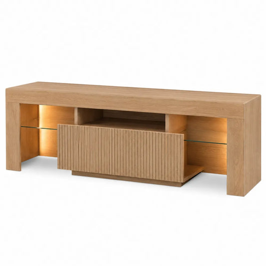 Mueble de madera con estantes de vidrio y luces LED